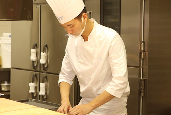 工作中的鐘武生