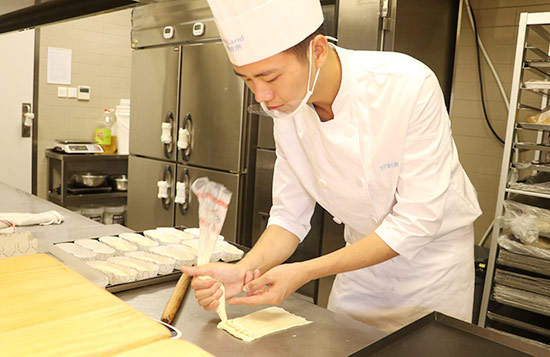 工作中的鐘武生