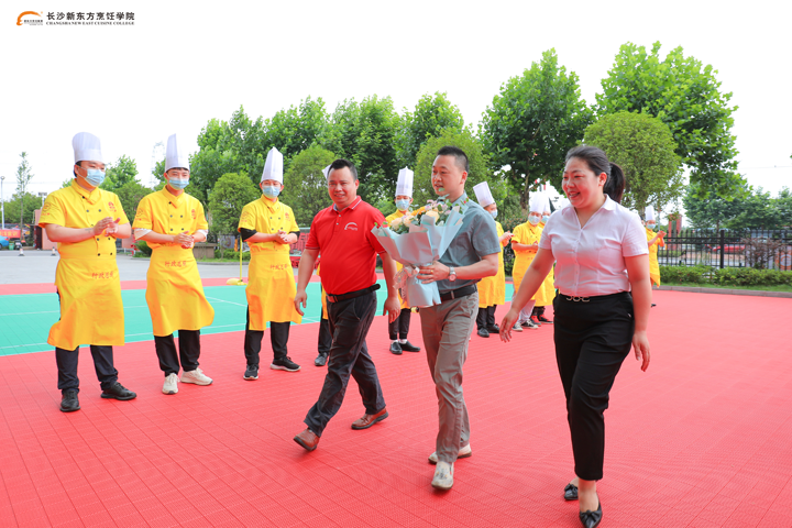 大碗先生區(qū)域總廚張雄老師來校授課