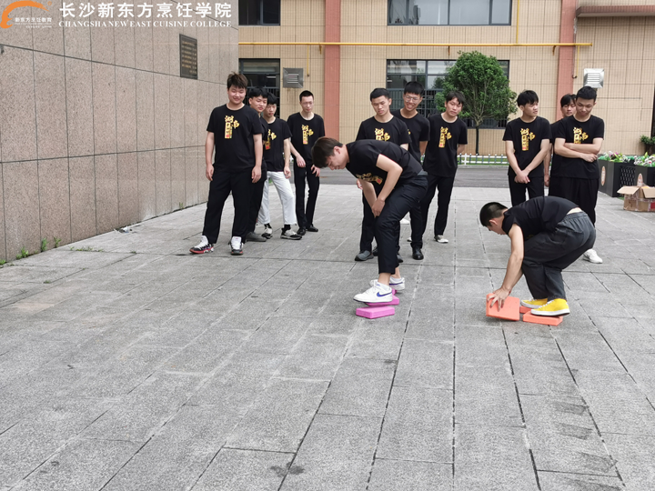 學(xué)生在校參加老湘村崗前培訓(xùn)