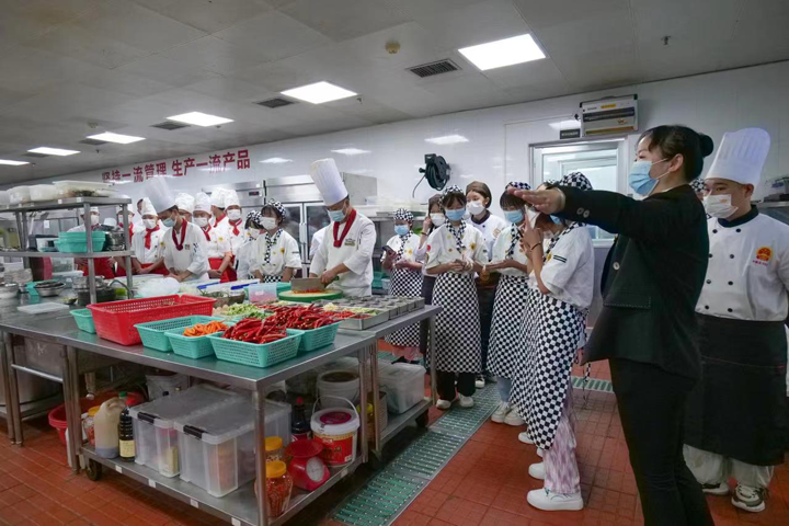 學(xué)生參觀學(xué)習(xí)湖南隆華國際酒店