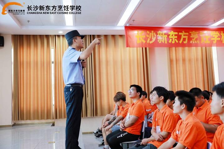 長沙新東方烹飪學(xué)校開展法制講座