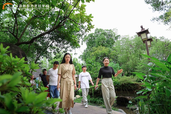 長(zhǎng)沙新東方學(xué)子走進(jìn)長(zhǎng)沙黑珍珠餐廳——晴溪莊園參觀學(xué)習(xí)