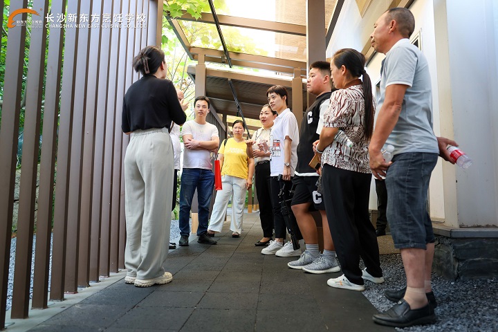 長(zhǎng)沙新東方學(xué)子走進(jìn)長(zhǎng)沙黑珍珠餐廳——晴溪莊園參觀學(xué)習(xí)