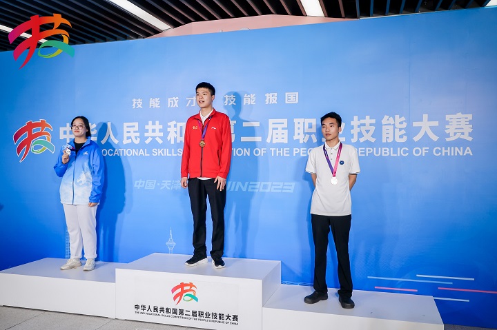 新東方烹飪學(xué)子在全國(guó)第二屆職業(yè)技能大賽中斬獲西餐項(xiàng)目金牌