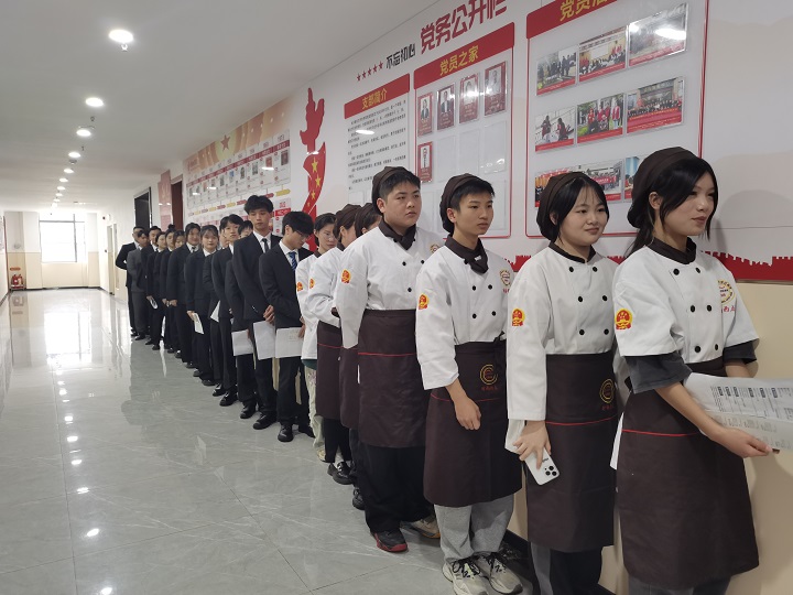 開展企業(yè)宣講會(huì)