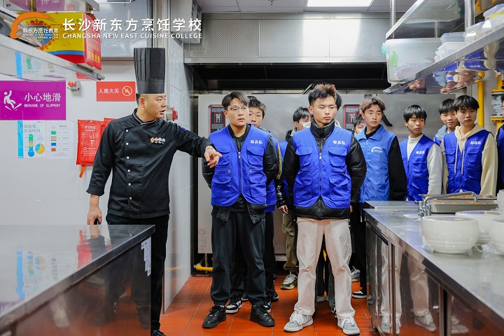 長沙新東方學(xué)子走進(jìn)世景廣場皇冠假日酒店參觀學(xué)習(xí)