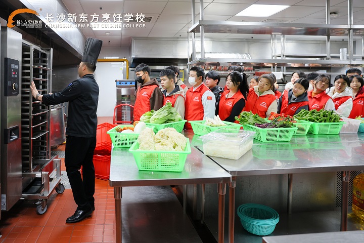 長沙新東方學(xué)子走進(jìn)世景廣場皇冠假日酒店參觀學(xué)習(xí)