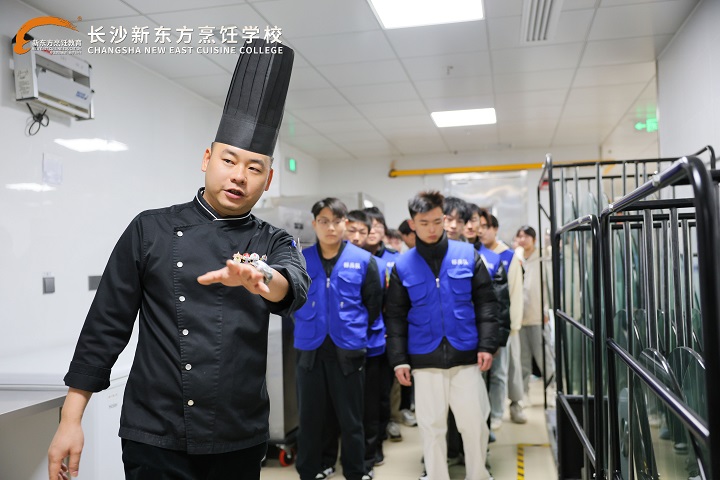 長沙新東方學(xué)子走進(jìn)世景廣場皇冠假日酒店參觀學(xué)習(xí)