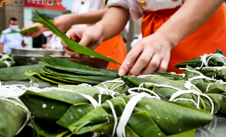 長沙新東方學包粽子