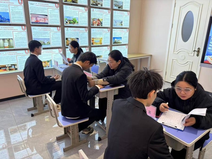 長沙新東方烹飪學(xué)校:模擬面試助力學(xué)子邁向職場新起點(diǎn)