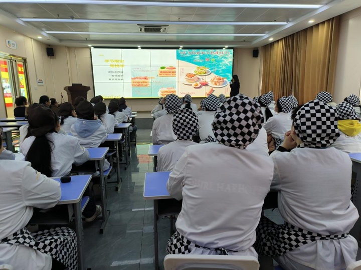長沙新東方烹飪學(xué)校西點(diǎn)專業(yè)專場招聘會(huì)圓滿落幕:文汀半糖蛋糕攜夢想啟航