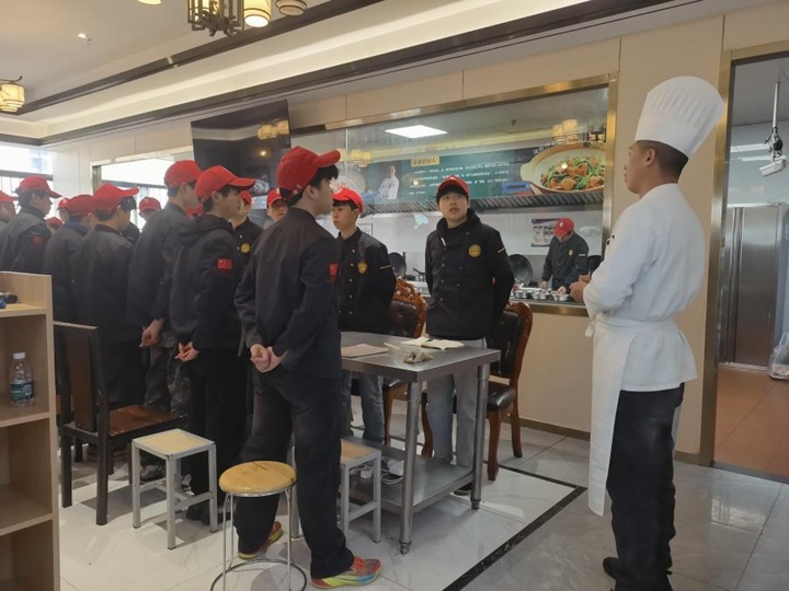 泉州瀏陽(yáng)印象企業(yè)高管走進(jìn)湖南東方高級(jí)技工學(xué)校課堂