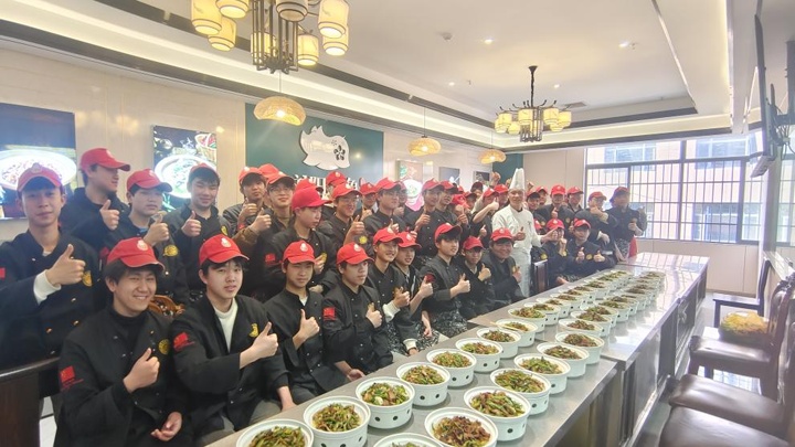 泉州瀏陽(yáng)印象企業(yè)高管走進(jìn)湖南東方高級(jí)技工學(xué)校課堂