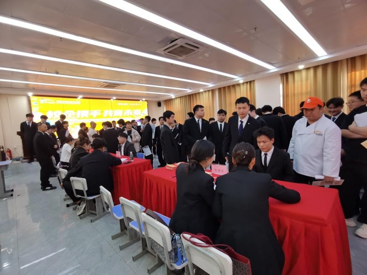 湖南東方高技技工學(xué)校2025校企簽約授牌儀式暨校園春季人才招聘會圓滿舉行
