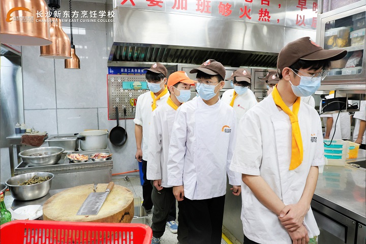 初高中生上職校學(xué)技術(shù)