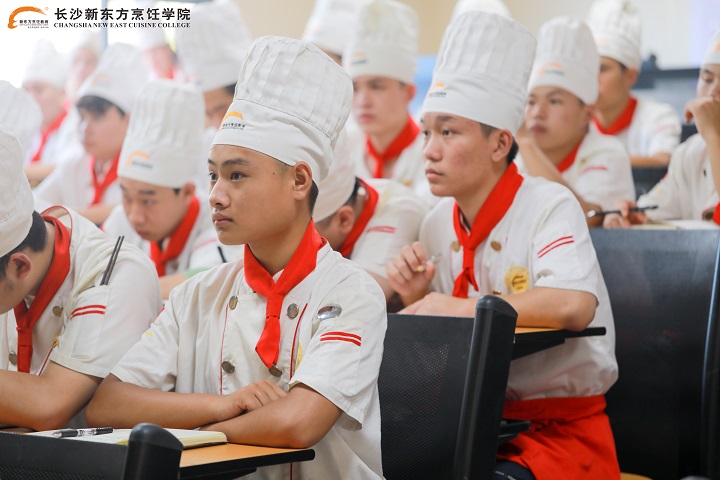 初高中生上職校學(xué)技術(shù)