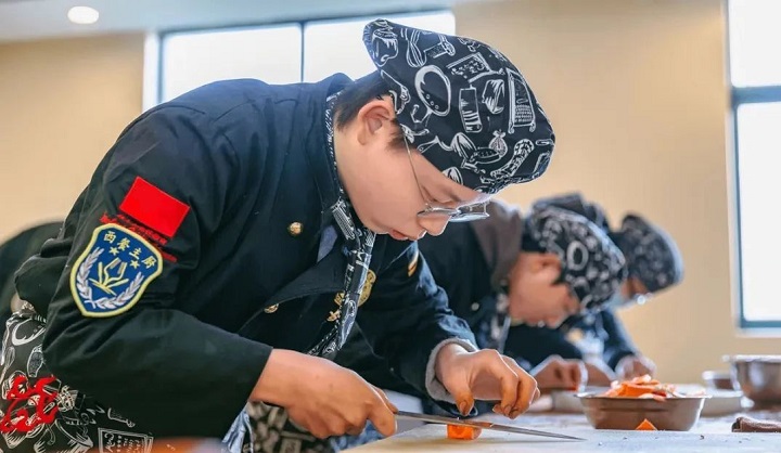 初高中生上職校學(xué)技術(shù)