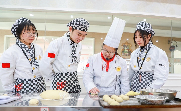 長沙新東方西點西餐學校學費多少